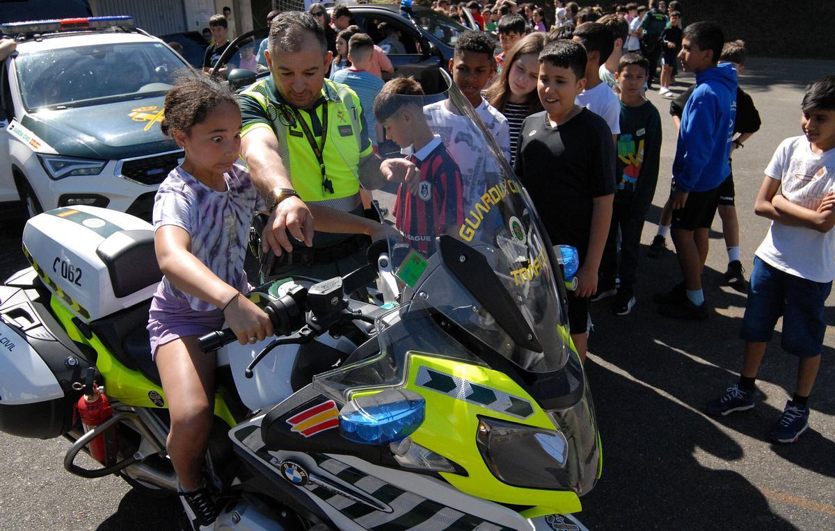 448 alumnos participaron en una exhibición didáctica organizada por la Guardia Civil
