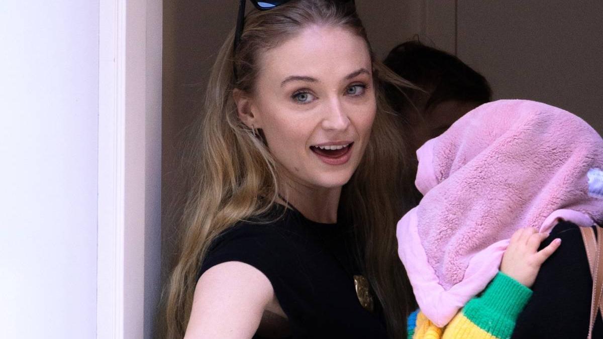 Sophie Turner se regocija en ‘sol, sexo y padres sospechosos’