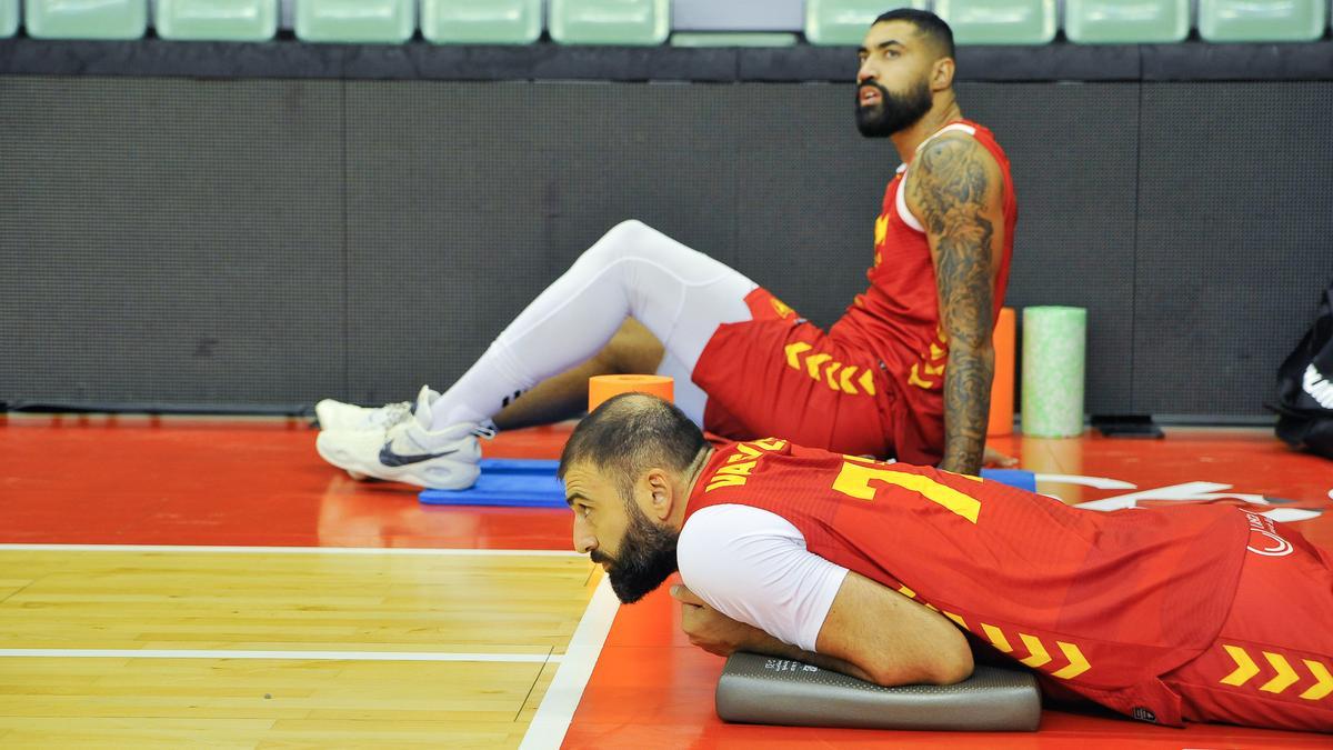 Augusto Lima, del UCAM Murcia, junto a Vasileiadis.