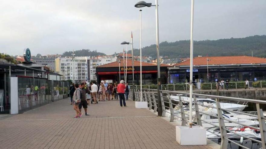 Una vista de la zona de la &quot;movida&quot; que tiene lugar en el entorno del puerto deportivo. // Noé Parga