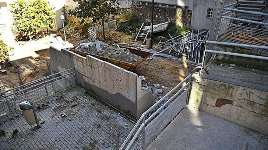 Trabajos de retirada de la pasarela entre las calles Touro y Coronel Cerviño.