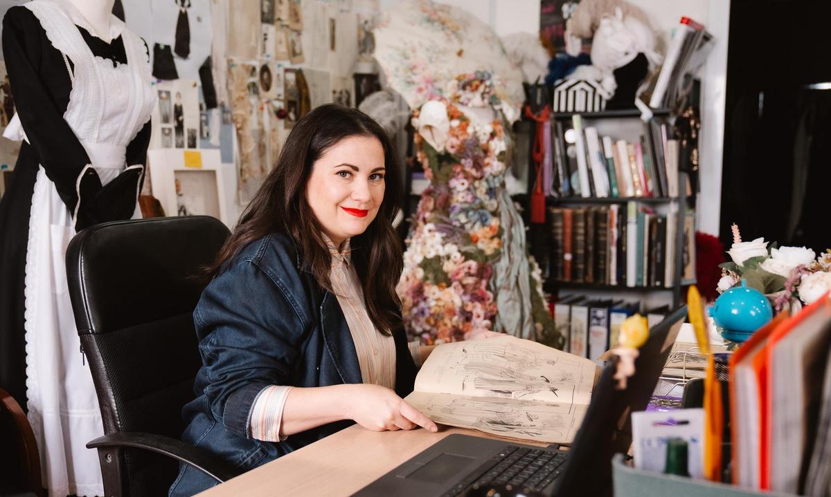 Tania Álvarez, en la sastrería que la productora Bambú tiene en Leganés.