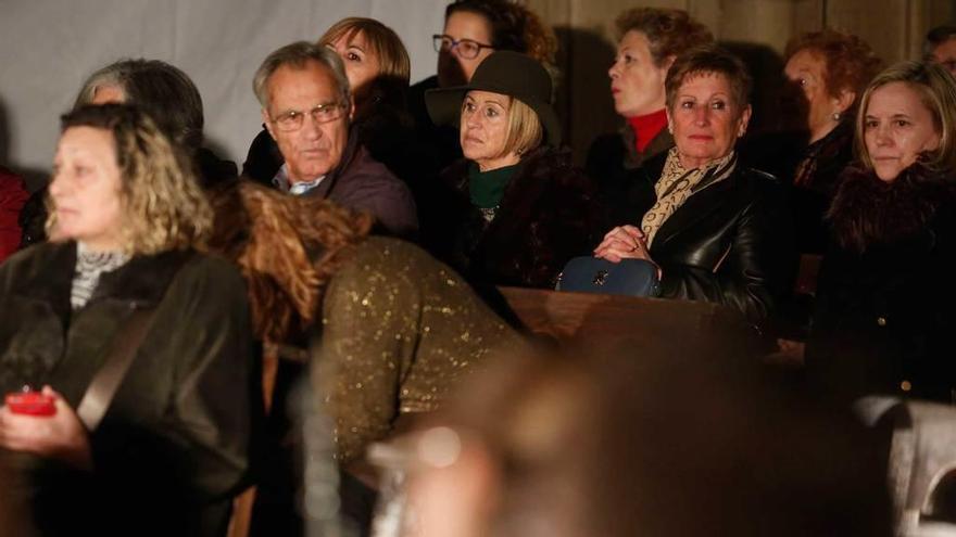 Arriba, el público en la iglesia de San Félix. Al lado, el director Xuacu Llaneza dirige a la Banda, ante la atenta mirada de Díaz, acompañado de los suyos.