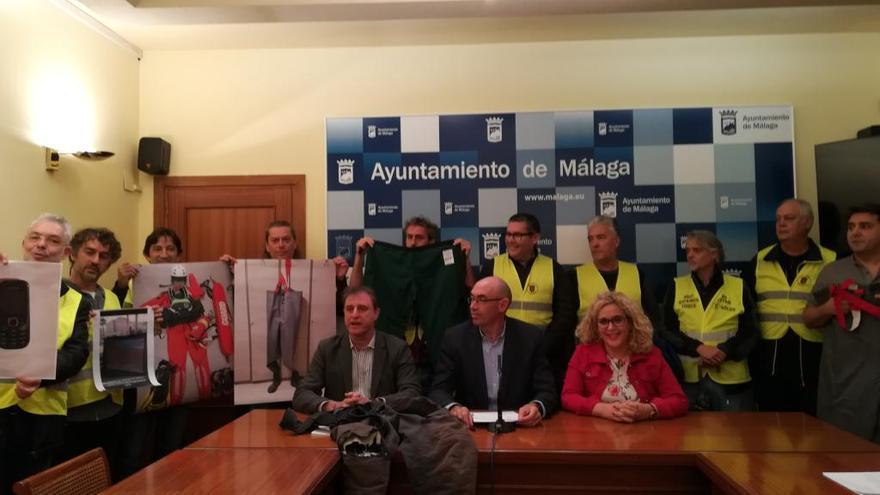 Los concejales de IU, con representantes de los bomberos.