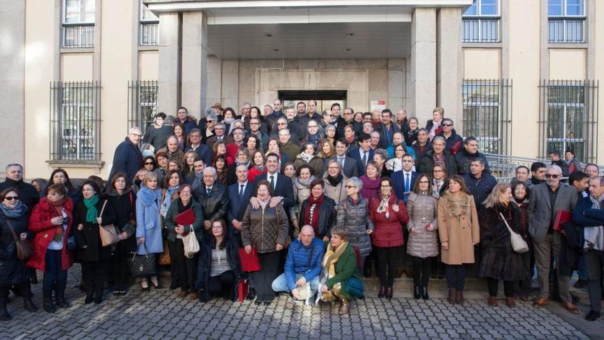 Foto de familia de los funcionarios de la Junta homenajeados