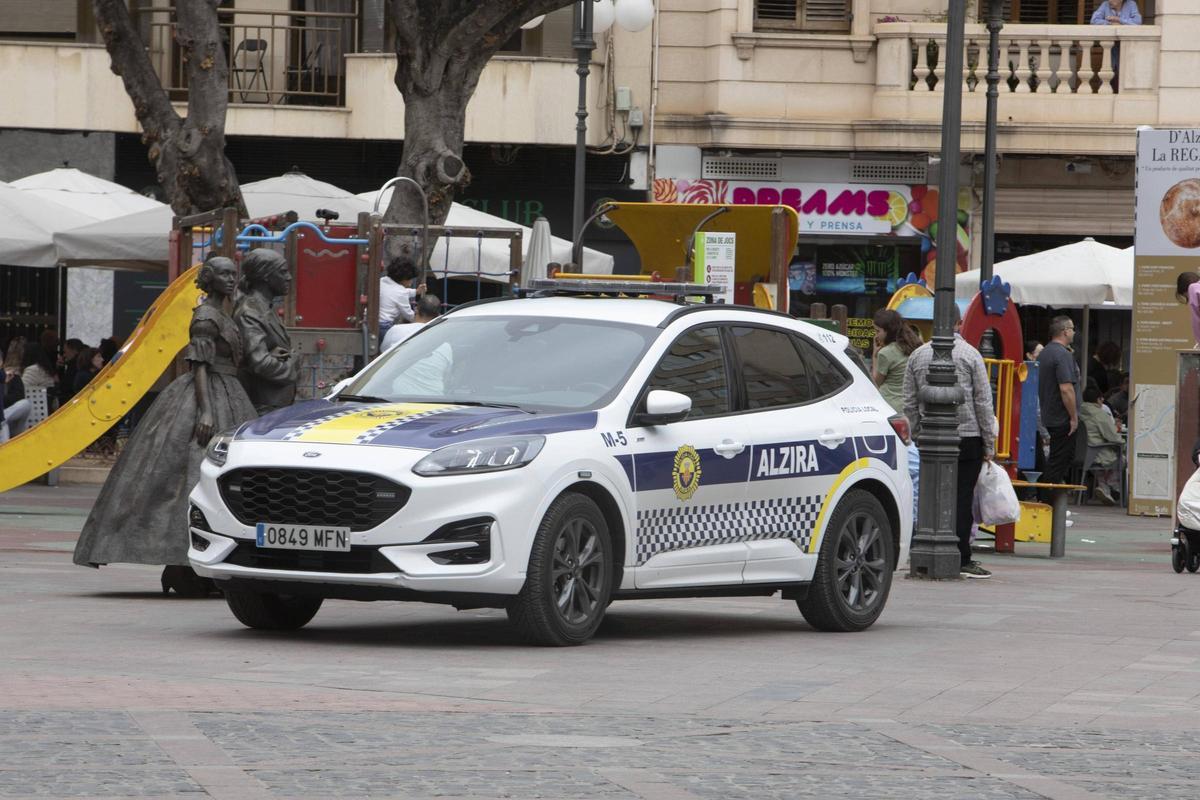 Vehículo de la Policía Local de Alzira, en una imagen de archivo.