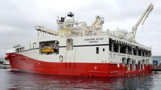 El 'Ramform Atlas' es de los barcos más anchos con sus 70 metros de manga y 100 metros de eslora, ayer, en el muelle Cambulloneros. | santi blanco