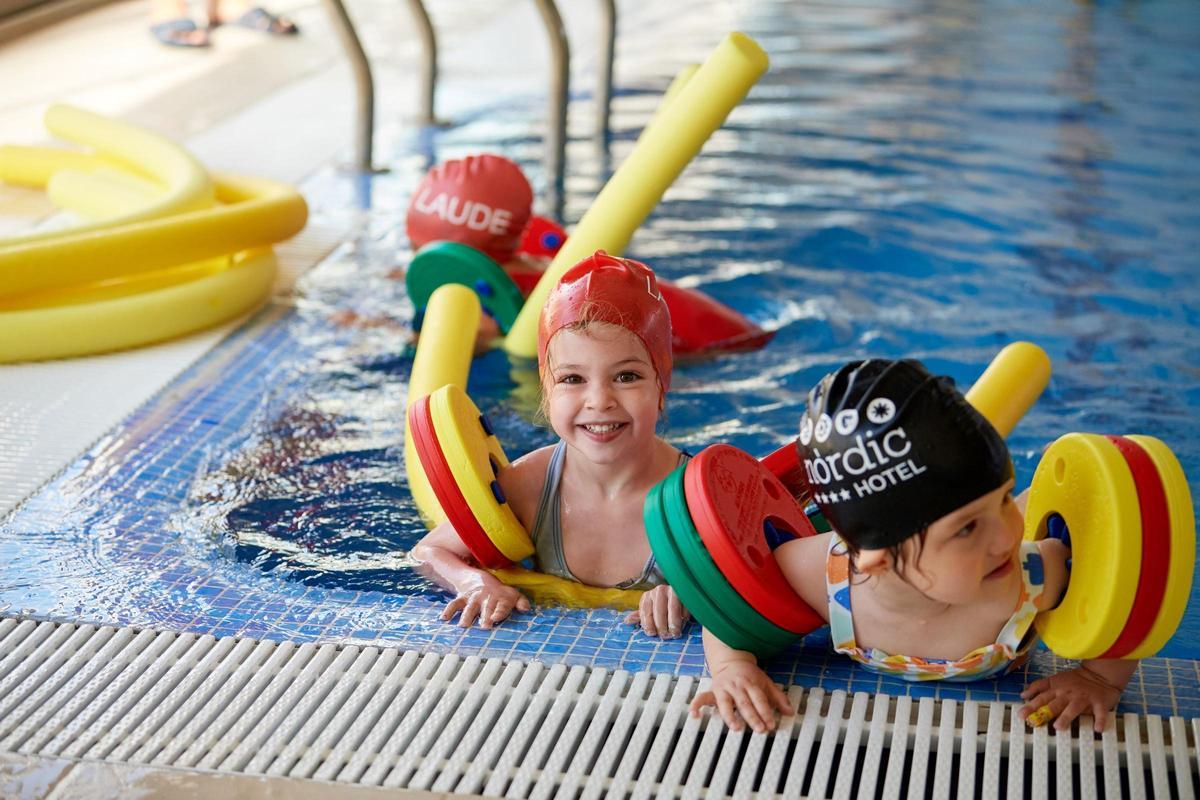 Los alumnos disfrutan de dos piscinas climatizadas con clases de natación obligatorias desde los 2 años.