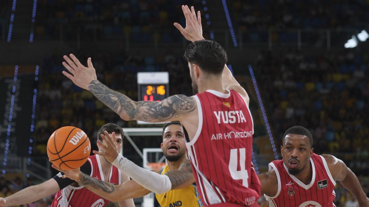 El base canadiense del Dreamland Gran Canaria, Kassius Robertson (2i), intenta superar a Santi Yusta (2d), del Casademont Zaragoza, durante el partido de Liga Endesa de baloncesto ante el Casademont Zaragoza que se disputa este sábado en el Gran Canaria Arena.