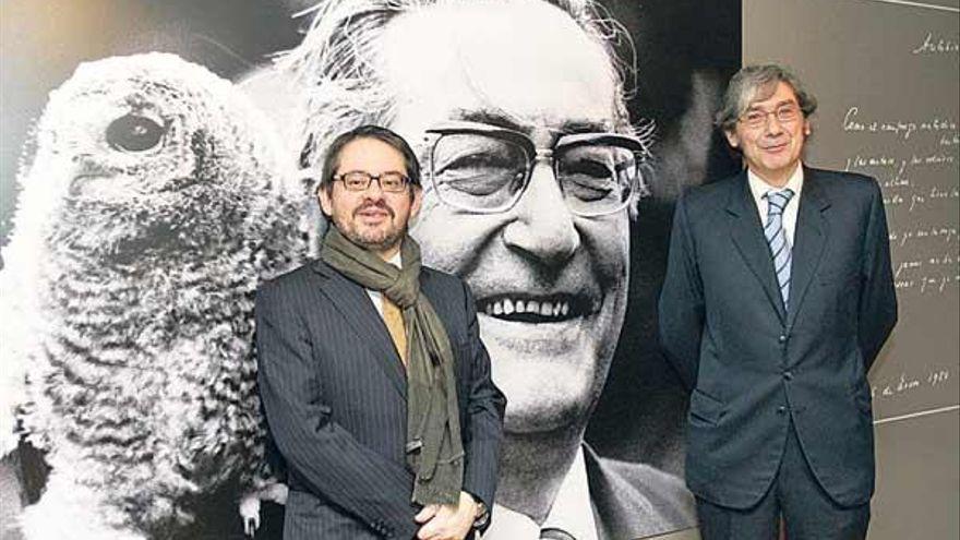 Luis Rosales hijo y Álvaro Torrente, durante la inauguración de una muestra del autor Luis Rosales.