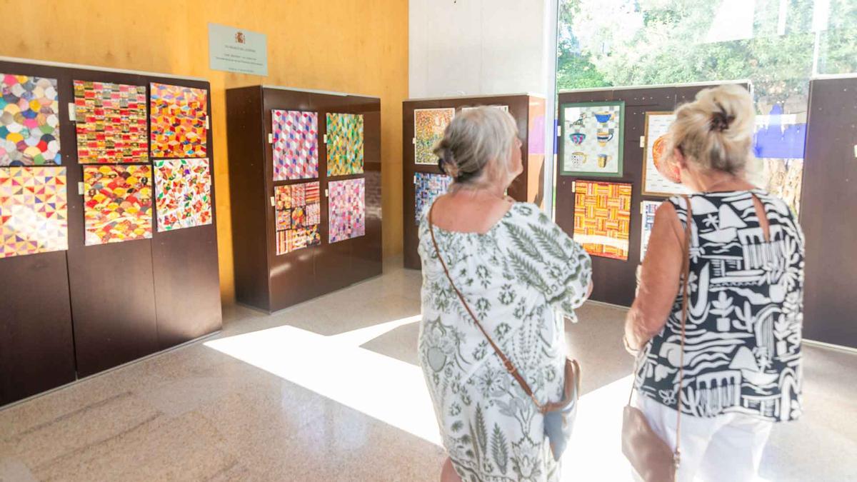 Geometría y colores en la obra de la artista Juana Martínez.
