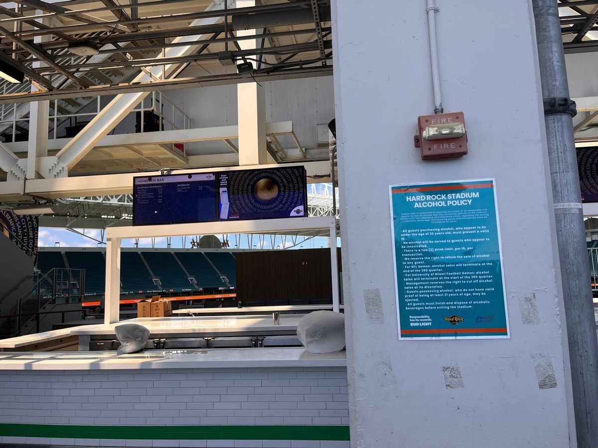 Uno de los carteles que indican el código de conducta de un partido de NFL.