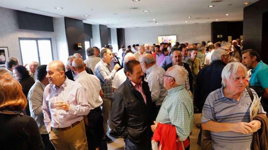 Asistentes al encuentro de maquinistas de Renfe, antes de la comida celebrada en el hotel España.