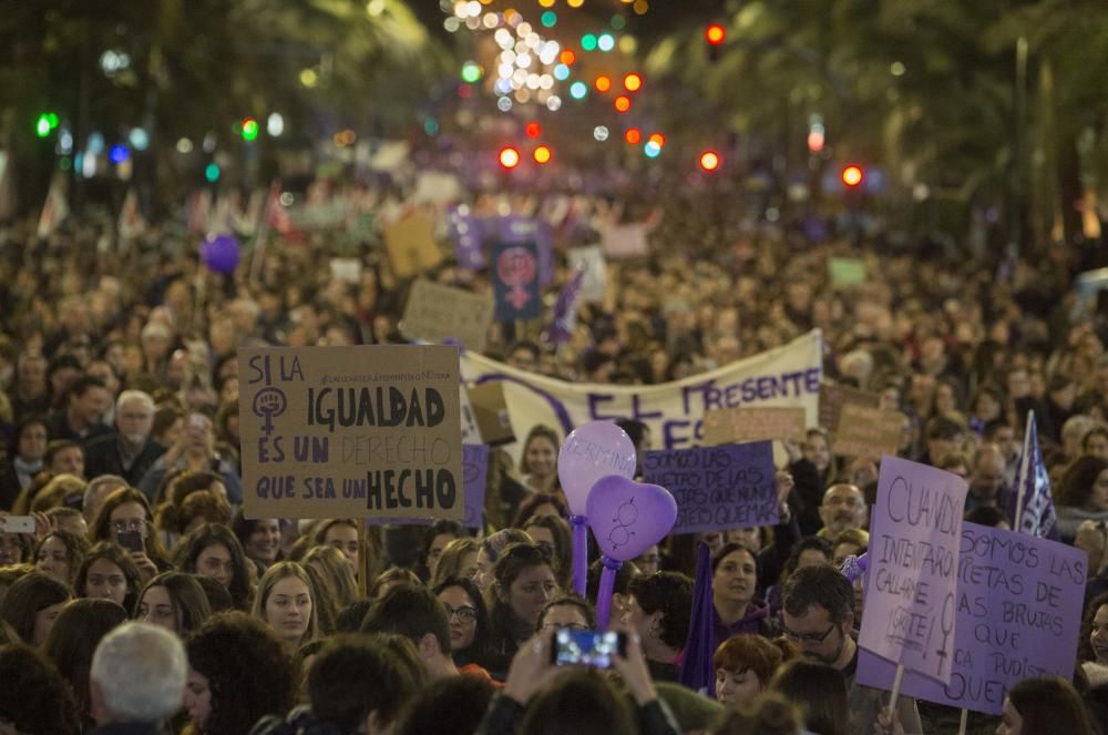 8 de Marzo: Más de 40.000 personas en la manifestación feminista de Alicante contra el machismo y por la igualdad