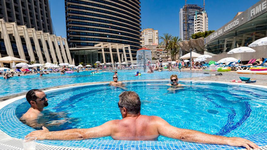 Turistas paseando por hoteles, paseos y playas de Benidorm