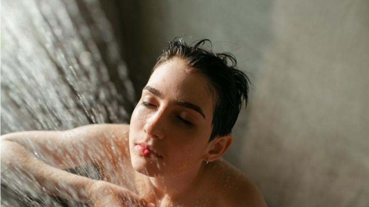 Aconsegueix l'aigua de la dutxa calenta en un tres i no res gràcies a aquest aparell