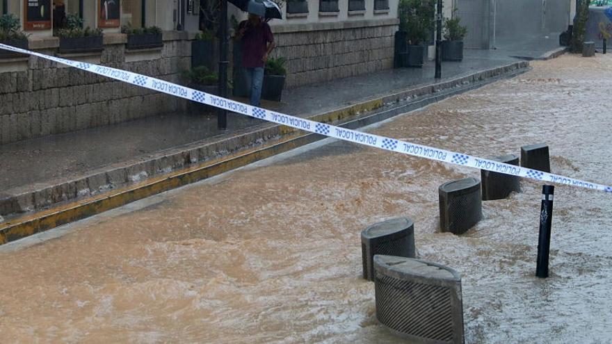 L&#039;aigua baixant amb força. avui a Sitges.