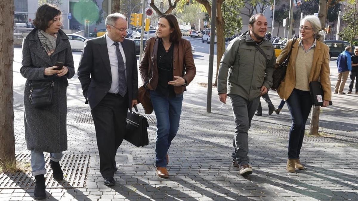 Simona Levy, Itziar González y David Fernàndez, acompañana a Joan Antoni Llinares a declarar como testigo en el juicio del 'caso Palau'.