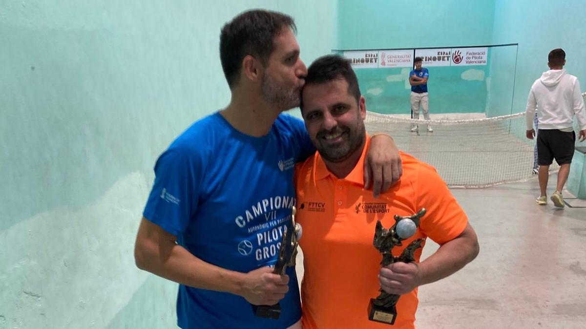 Waldo i Baldo, este amb la samarreta de son pare, celebren el títol