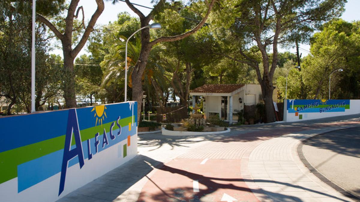 La entrada al cámping Els Alfacs, en Alcanar.