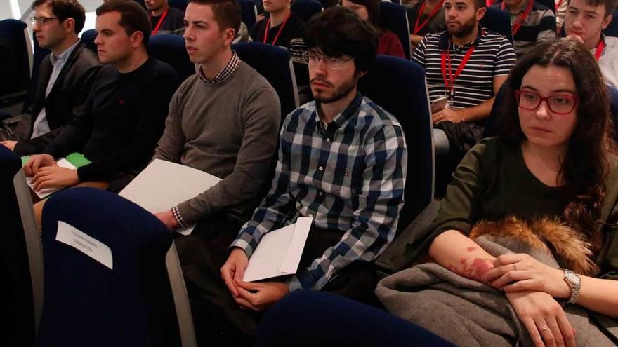 En primera fila, de izquierda a derecha, Miguel Varela, Marcos Fernández, Jesús Cigales, Alejandro Liébana y Laura Fernández, ayer, en la presentación de las becas en el ITMA.