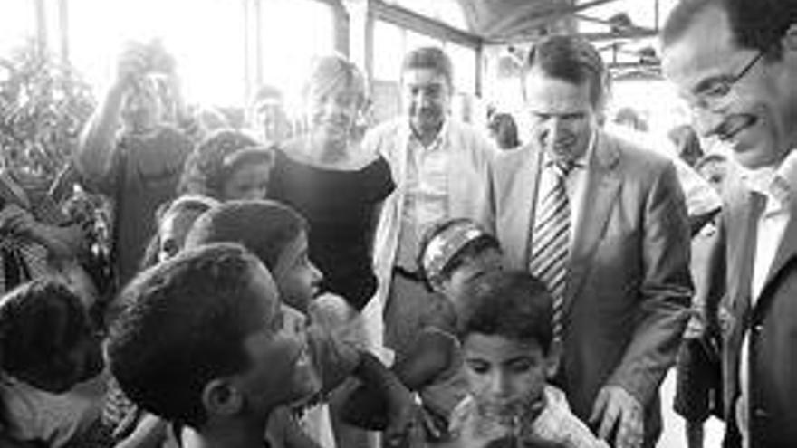 Los niños, que viajan con el plan Vacaciones en Paz, visitaron ayer el Concello