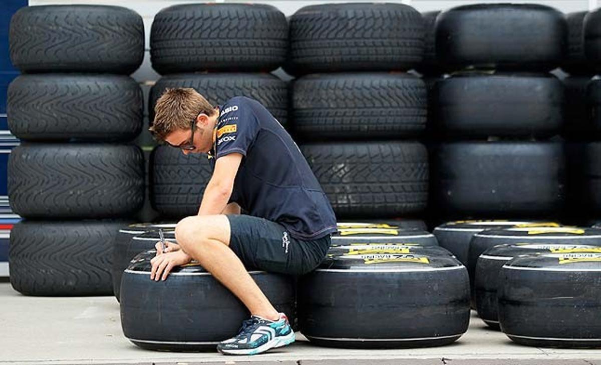 Un membre de l’equip Red Bull fa una revisió als pneumàtics al circuit internacional de Xangai, com a part dels preparatius per al Gran Premi de la Xina de F-1.
