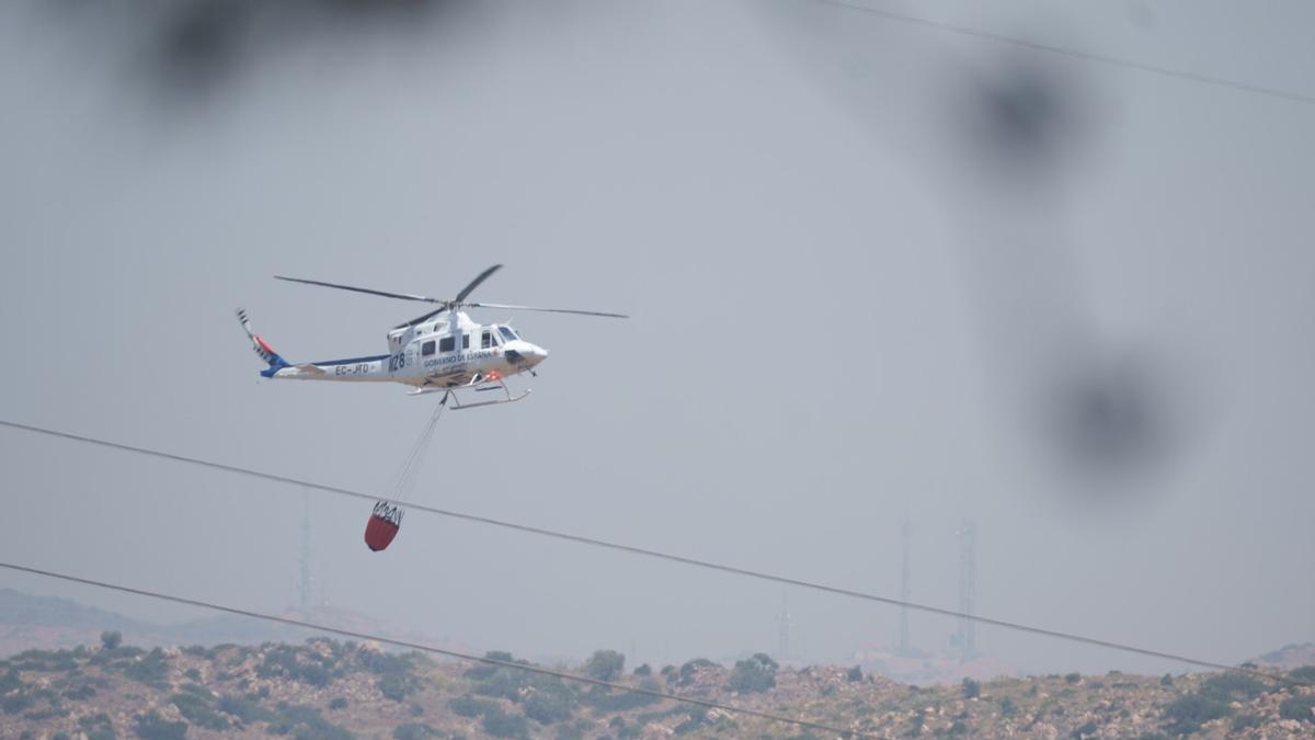 Medios aéreos trabajan en las labores de extinción del incendio forestal de los Gallardos (Almería)