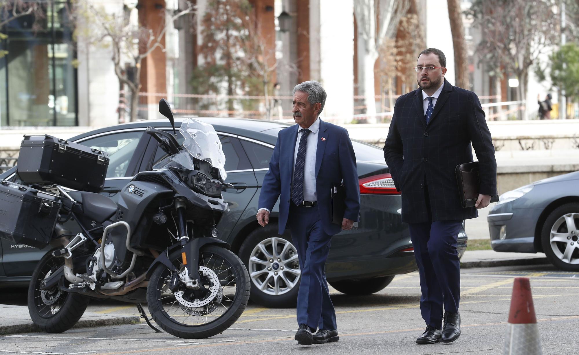 El presidente del Principado, Adrián Barbón y el presidente de Cantabria, Miguel Ángel Revilla en una reunión con la ministra de Transportes, Movilidad y Agenda Urbana, Raquel Sánchez.