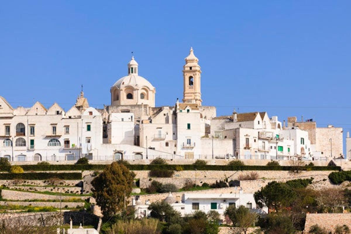 Vista de Locorotondo con sus casas de estilo trullo. Vista de Locorotondo con sus casas de estilo trullo.