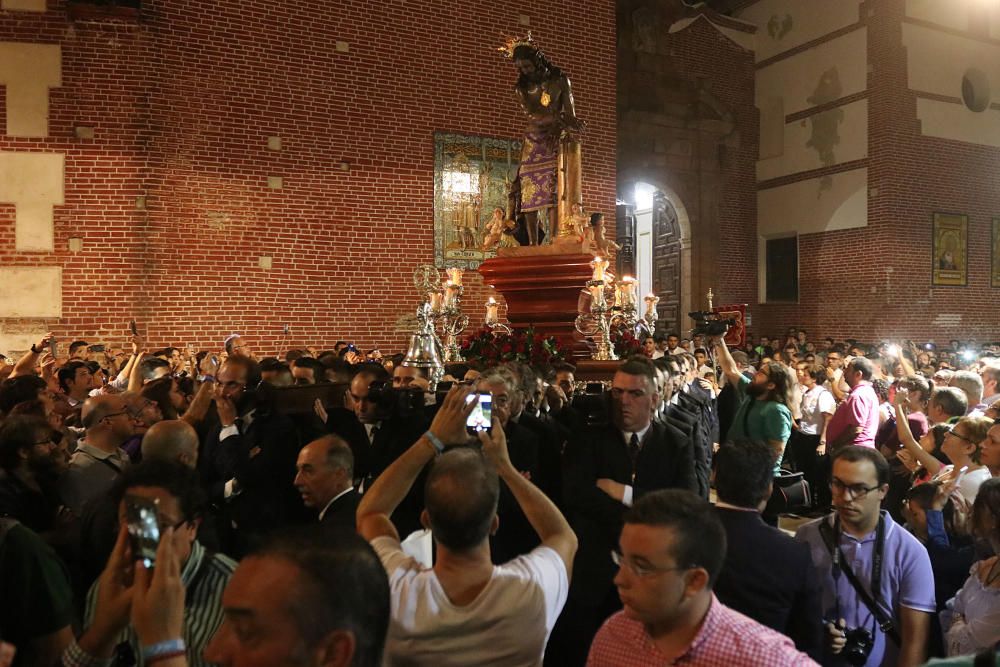 La imagen del Señor es trasladada en unas andas acompañado de la Banda de Zamarrilla, de cara a la procesión extraordinaria de este sábado