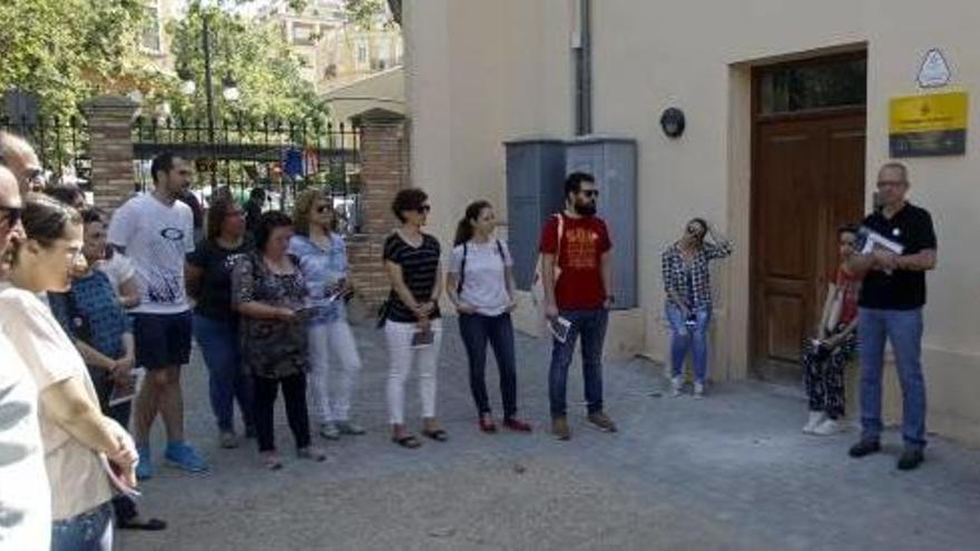 Los vecinos comenzaron el paseo en la Junta Municipal de Patraix.