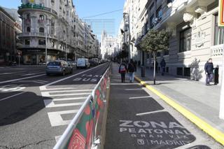 Herido tras caer de un octavo piso y agarrarse a las luces navideñas de Gran Vía