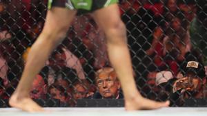 Trump asiste a un campeonato de lucha en Miami