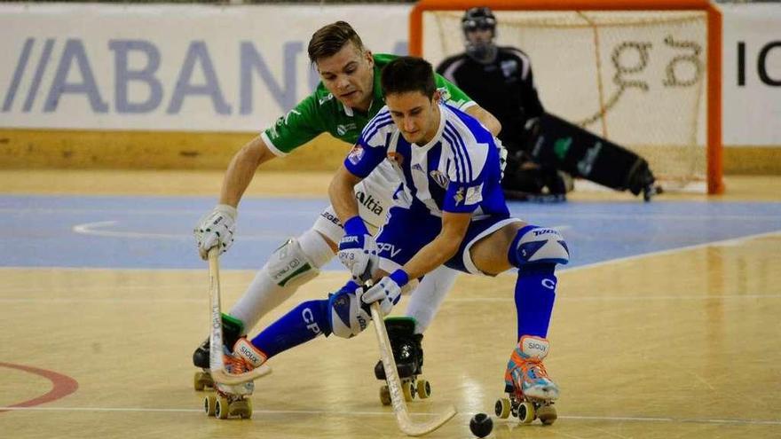 César Carballeira presiona a Eric Vargas en el partido entre el Liceo y el Voltregá en A Coruña.