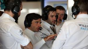 Abu Dhabi (United Arab Emirates), 10/12/2024.- Williams driver Carlos Sainz Jr. of Spain talks to his new team members during the Formula One post-season test session at the Yas Marina Circuit racetrack in Abu Dhabi, United Arab Emirates, 10 December 2024. (Fórmula Uno, España, Emiratos Árabes Unidos) EFE/EPA/ALI HAIDER