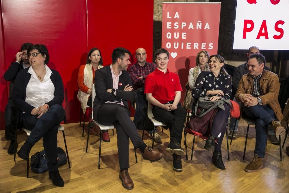 Mitin del PSOE y paseo de Carmen Calvo por Oviedo