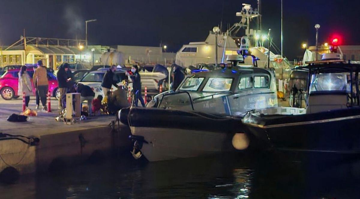 Almenys 15 migrants moren al xocar el seu bot amb una patrullera grega