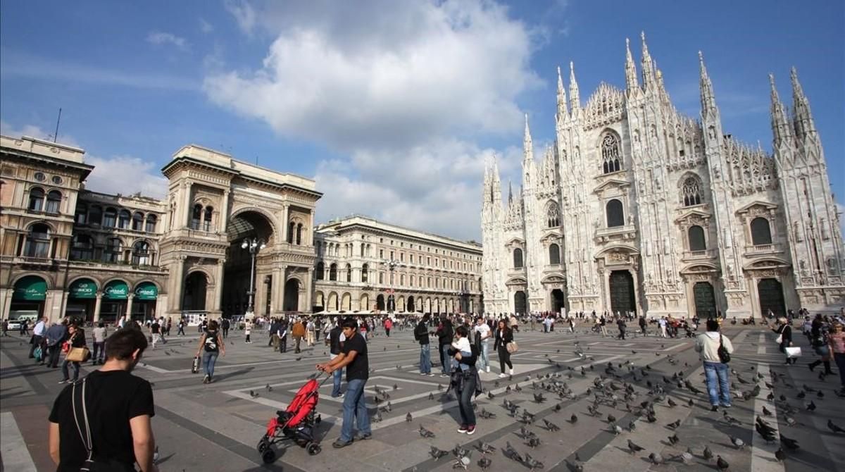 fcosculluela15976349 milan   el 7 de octubre  turistas en piazza duomo el 7 de oc170505165338