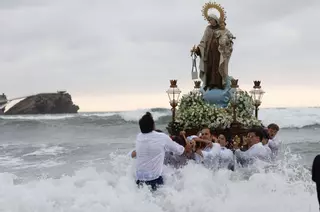 Devoción a mar abierto por el Carmen en las procesiones de Salinas, Luanco y Avilés