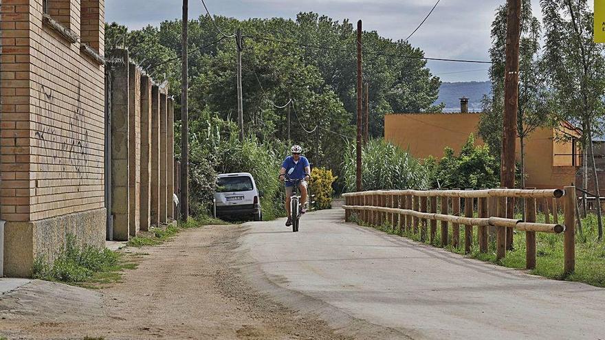 Salt Un tram de via verda ara és de «terra sòlid»