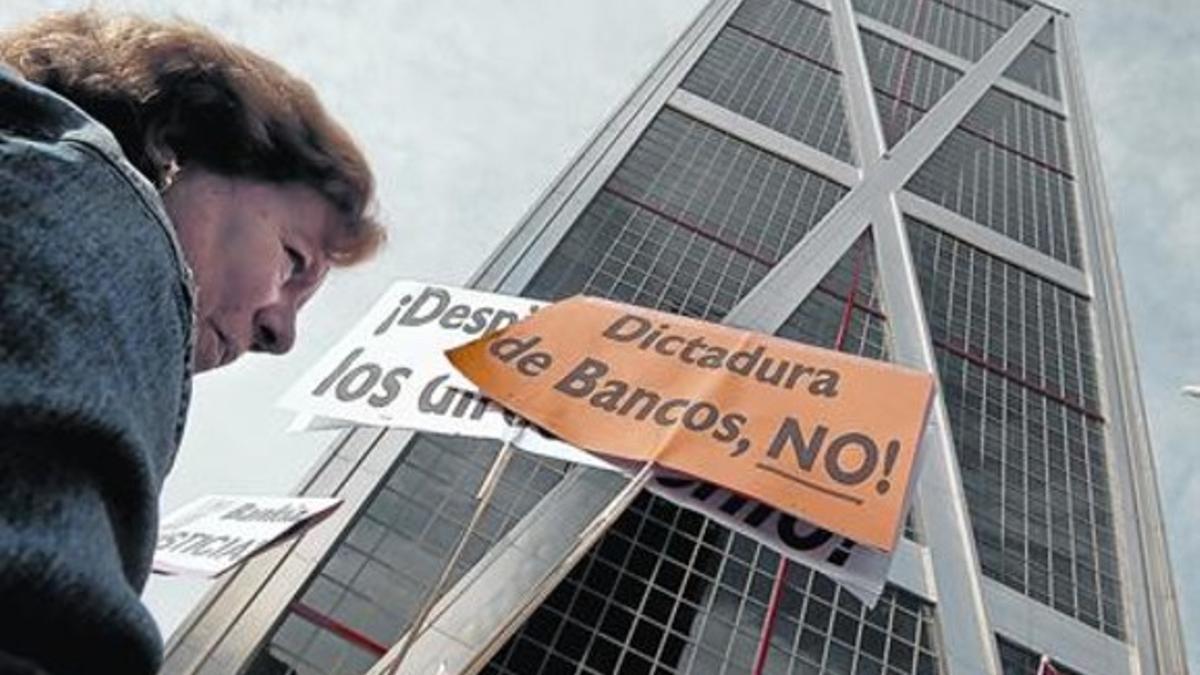 Protesta de empleados de banca por los despidos en el sector.