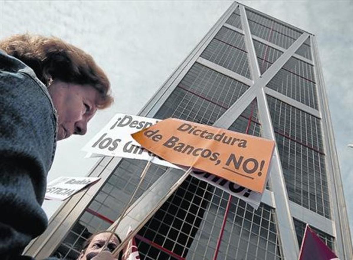 Protesta d’empleats de banca pels acomiadaments en el sector.