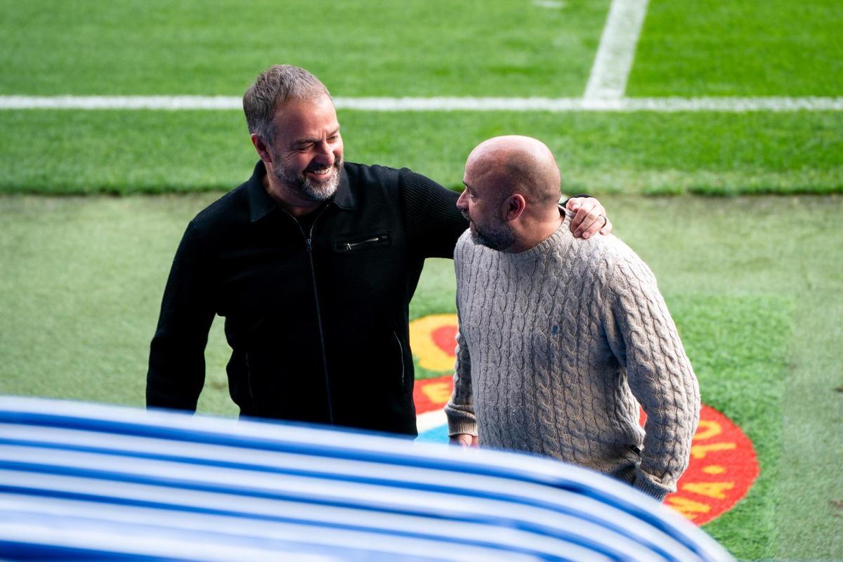 Flick y Manolo, abrazados en el encuentro de entrenadores previo al derbi