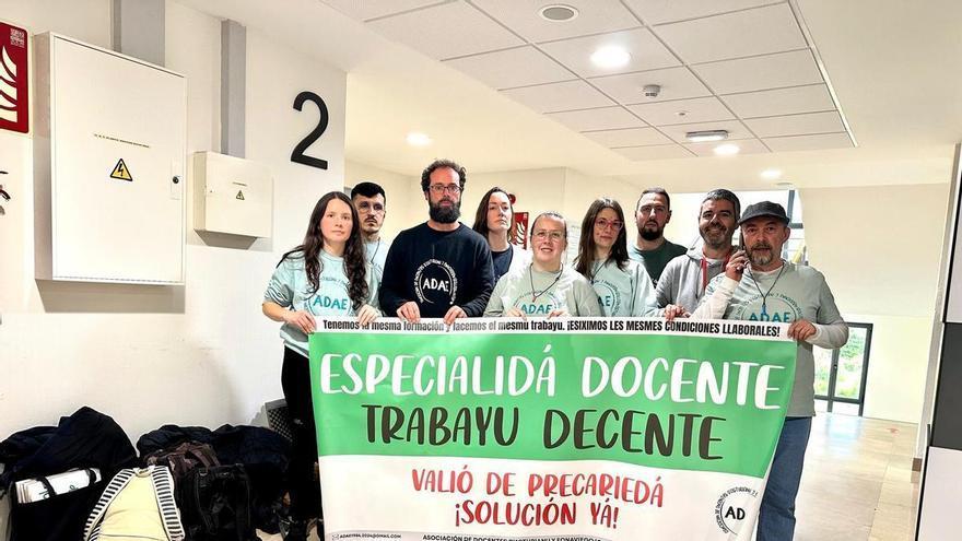 Los profesores de asturiano se encierran en la Consejería de Educación: "No vamos a tolerar seguir trabajando en precario"