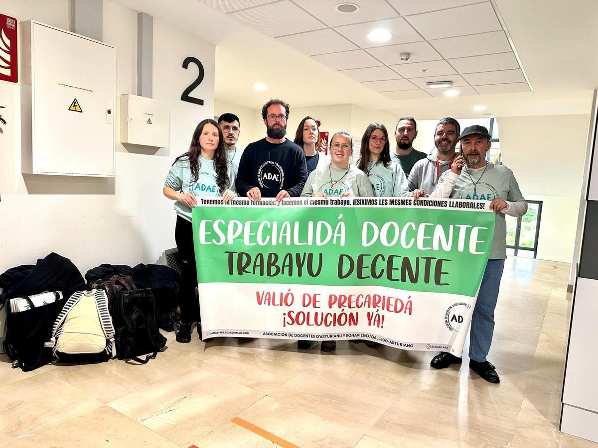 Los docentes, en su encierro en la Consejería de Educación, en Oviedo.