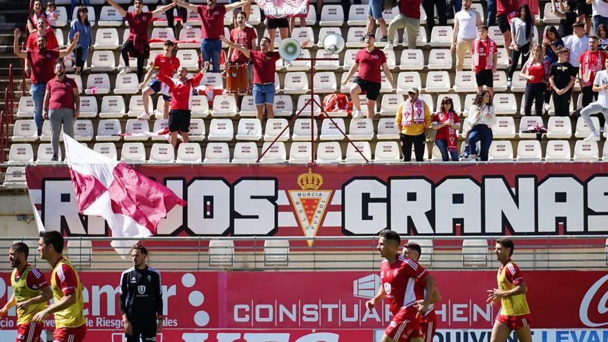 Aficionados del Real Murcia, ayer, durante el entrenamiento en Nueva Condomina.  | PRENSA REAL MURCIA