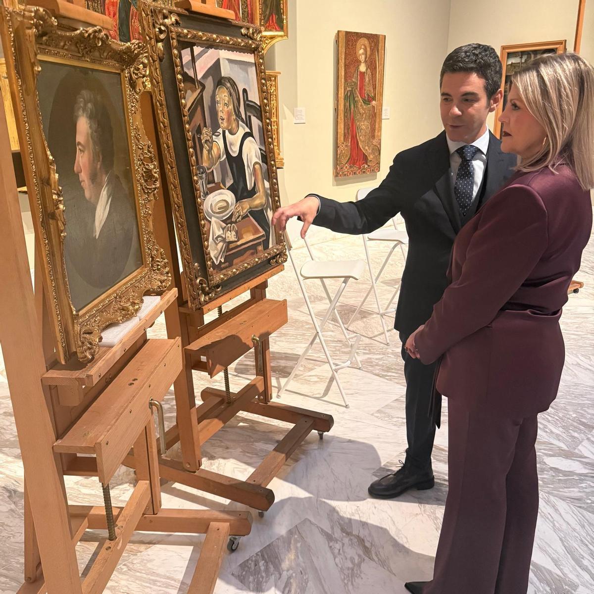 Carmen Ortí y González Tornel observan el ‘Retrato de Manuel Godoy’ de Madrazo y ‘La fillete à la soupe’ de María Blanchard