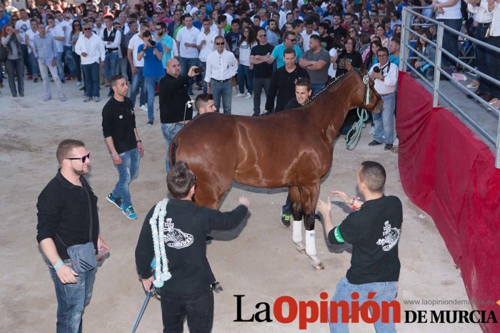 Día uno de mayo, entrada de caballos al Hoyo