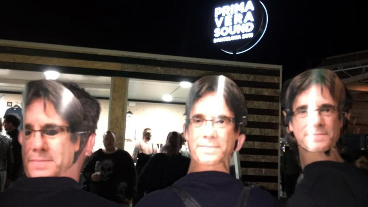 Asistentes al Primavera Sound, con caretas de Puigdemont en la nuca.